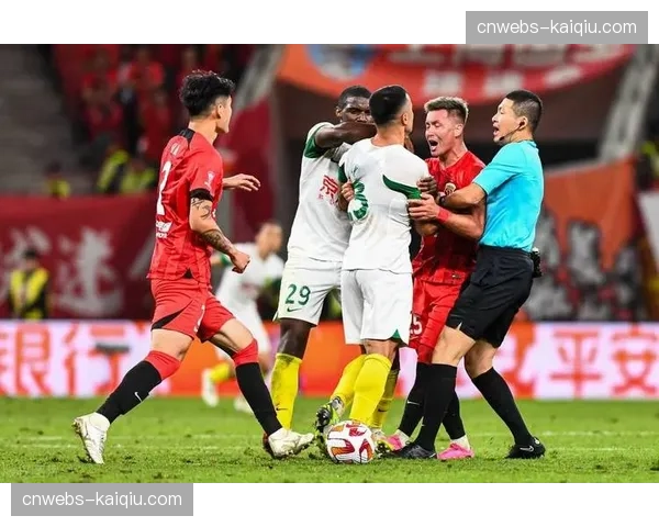 大雨中的激战，双方球员多次滑倒比赛频中断